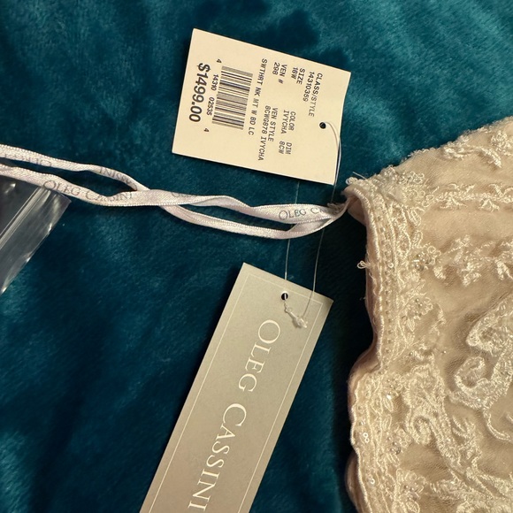 Oleg Cassini Size 18 Ivory Wedding Gown - Picture 9 of 9